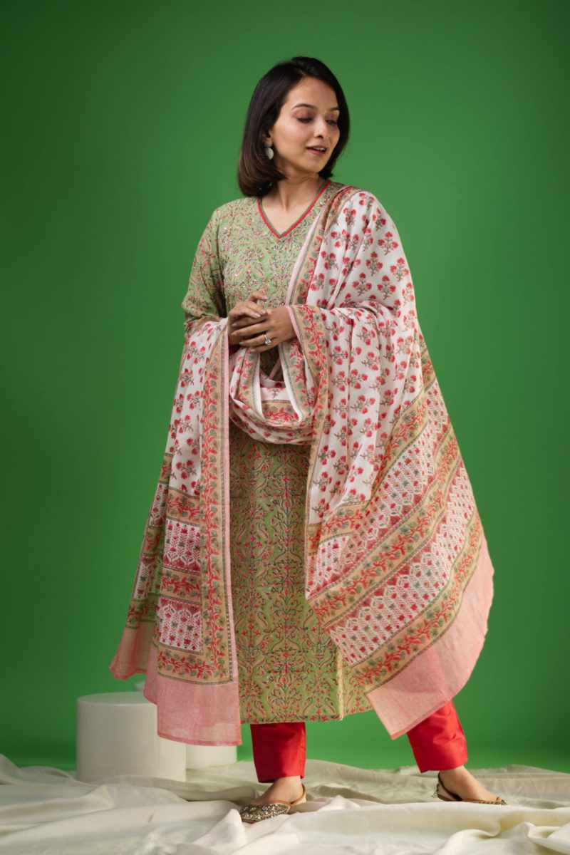 Image for Kusvaa Vcr171 Ziya Straight Kurta With Dupatta Closeup 2