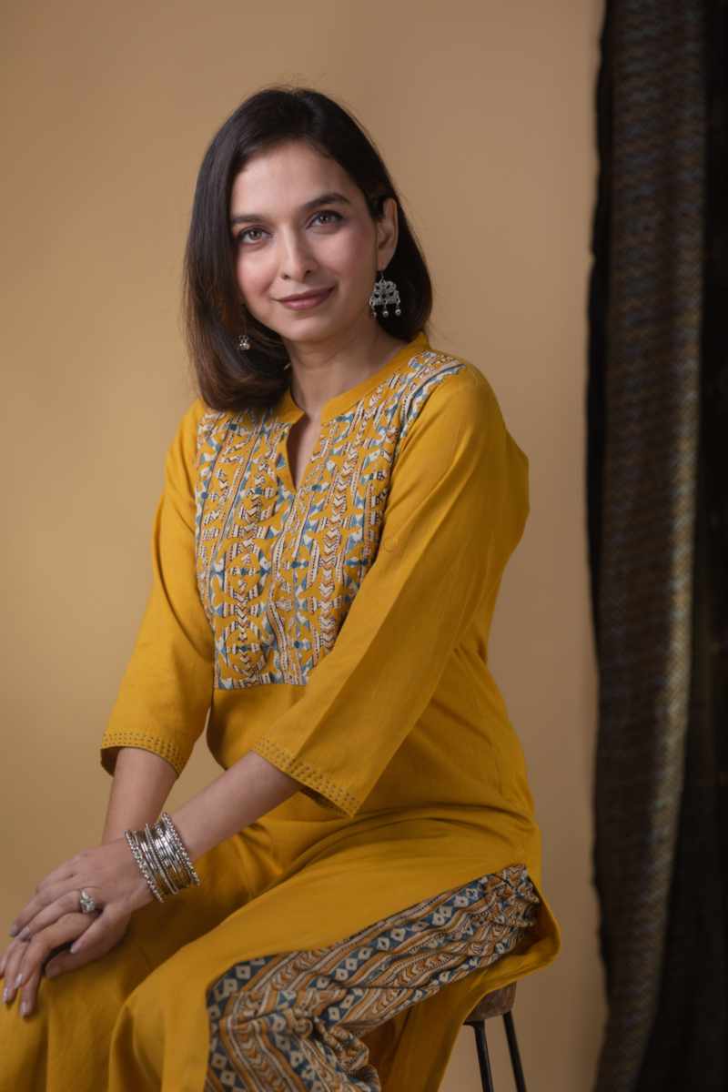 Image for Kusvaa Ws971 Daanvi Cotton Flex Kurta Pant Set Sitting