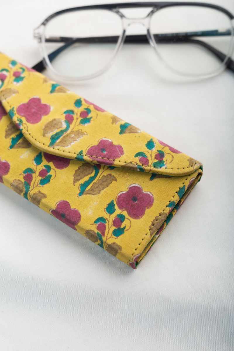 Image for Kusvaa Wsra102 Chashm E Baddoor Sunglass Spectacles Cover Closeup 2