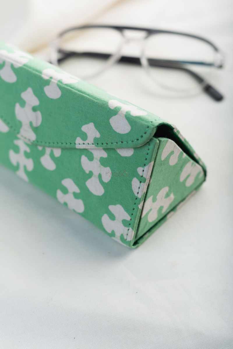 Image for Kusvaa Wsra94 Chashm E Baddoor Sunglass Spectacles Cover Closeup