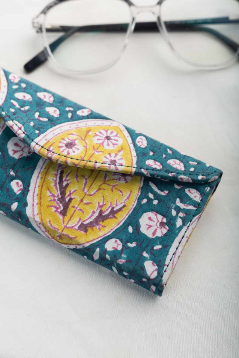 Image for Kusvaa Wsra97 Chashm E Baddoor Sunglass Spectacles Cover Closeup 2