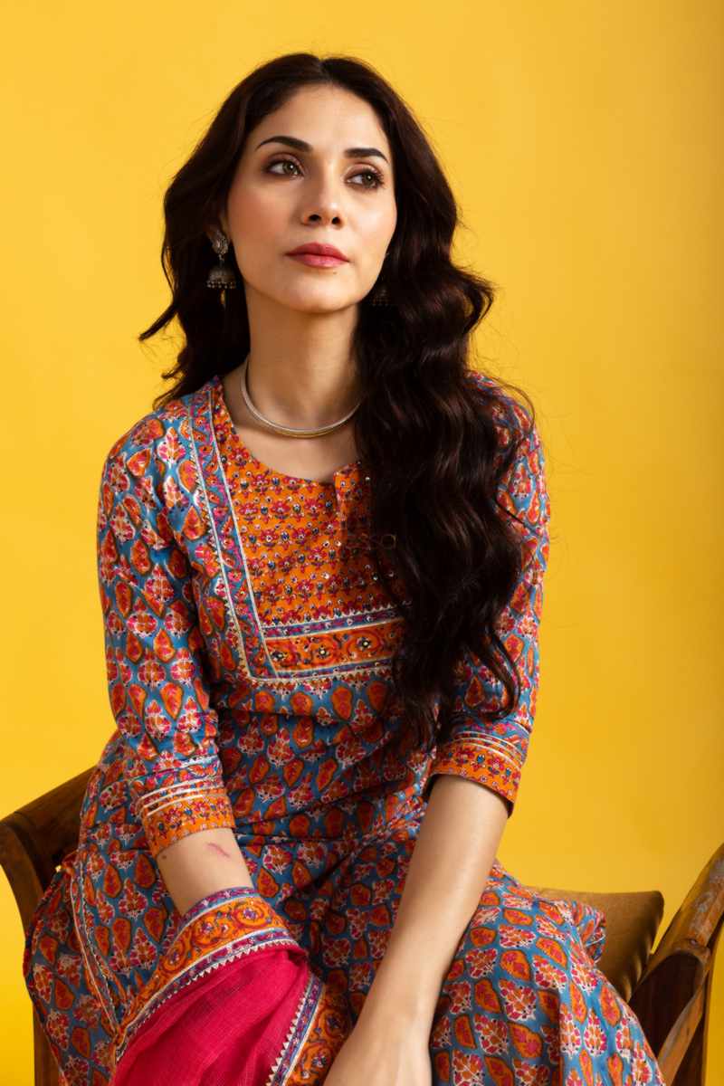 Image for Kusvaa Wsr410 Maithili Cotton Handblock Complete Suit Set Sitting