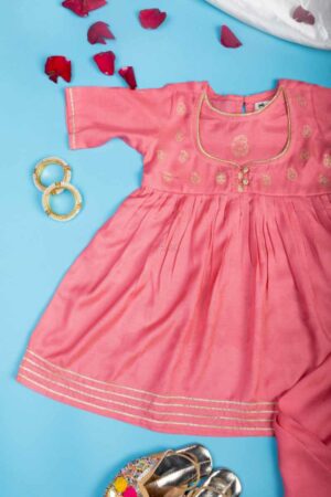 Image for Kusvaa Mbe102 Mehrish Girls Muslin Kurta Pant Set Closeup 2 New