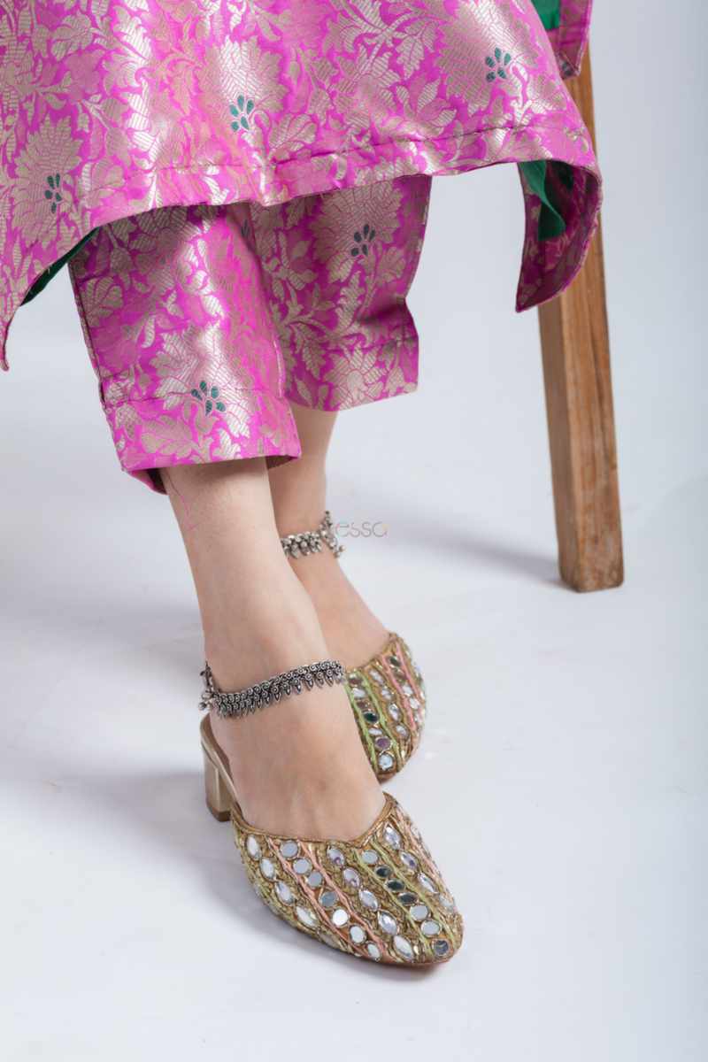 Image for Kusvaa Avdaf270 Renelle Banarasi Kurta With Pant Set Closeup