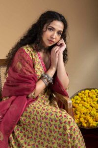 Image for Kusvaa Wsr423 Pratyaksha Handblock Complete Suit Set Sitting