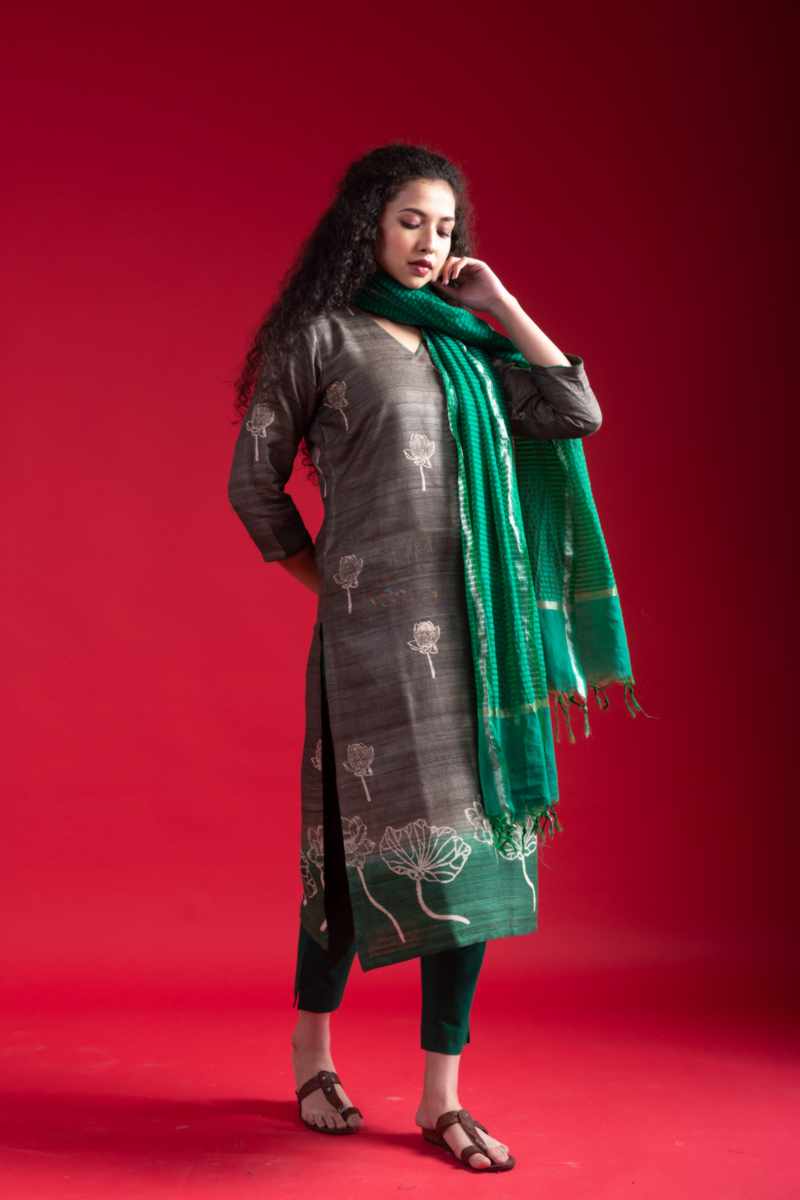 Image for Kusvaa Nekurta20 Chandria Tussar Kurta Pant Set Side