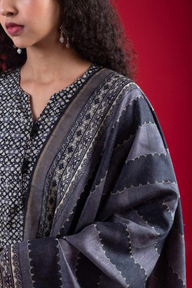 Image for Kusvaa Vcr249 Aanjay Tussar Silk Complete Suit Set Closeup