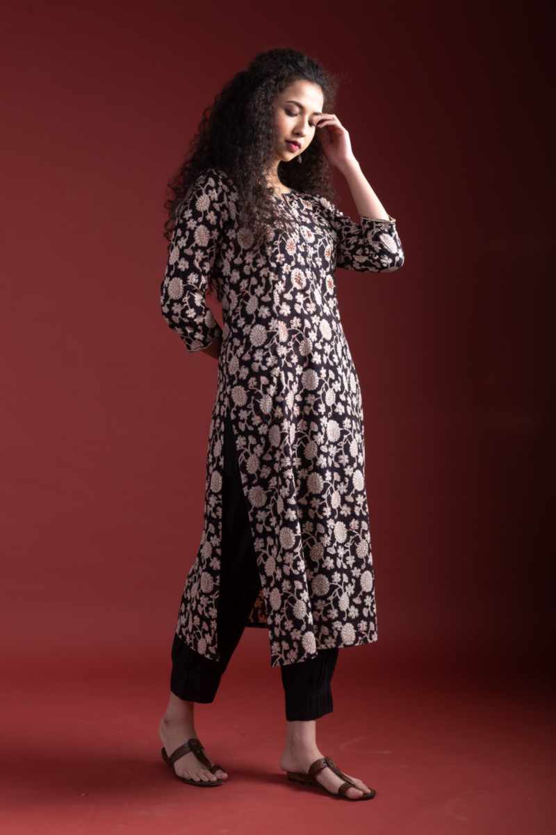 Image for Kusvaa Vcr256 Mitali Cotton Floral Jaal Print Kurta Sitting