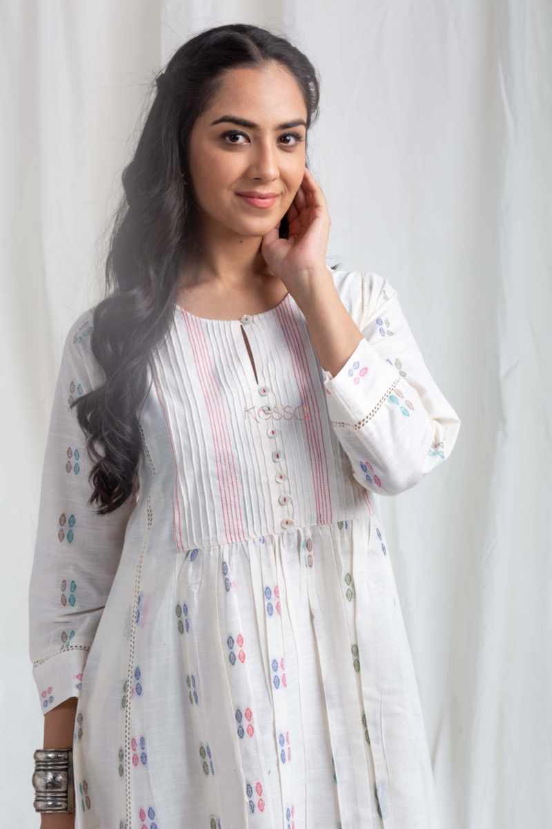Image for Kusvaa Avdaf284 Vanhi Handloom Cotton Kurta Sitting
