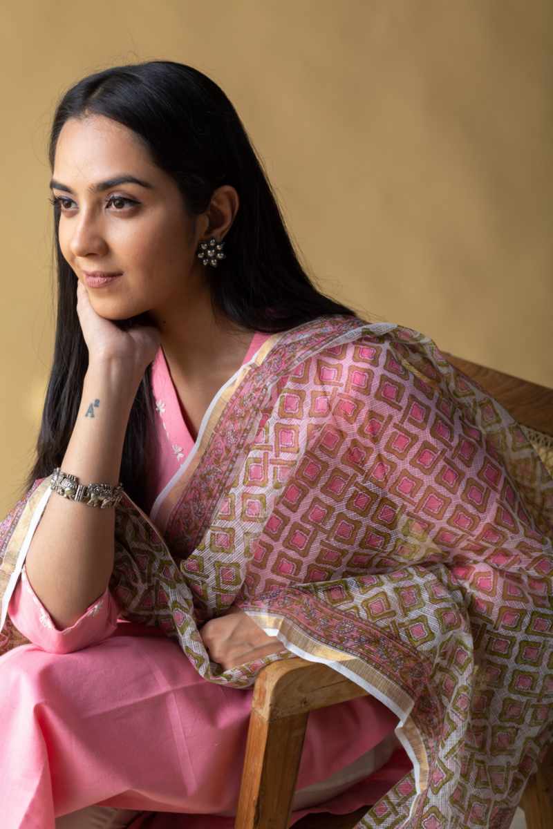 Image for Kusvaa Ws1100 Pinaki Cotton Kurta With Dupatta Set Sitting