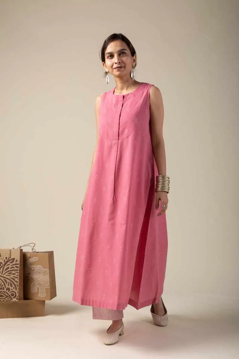 Image for Kusvaa Ne69 Kenisha Handloom Cotton Kurta Pant Set Sitting