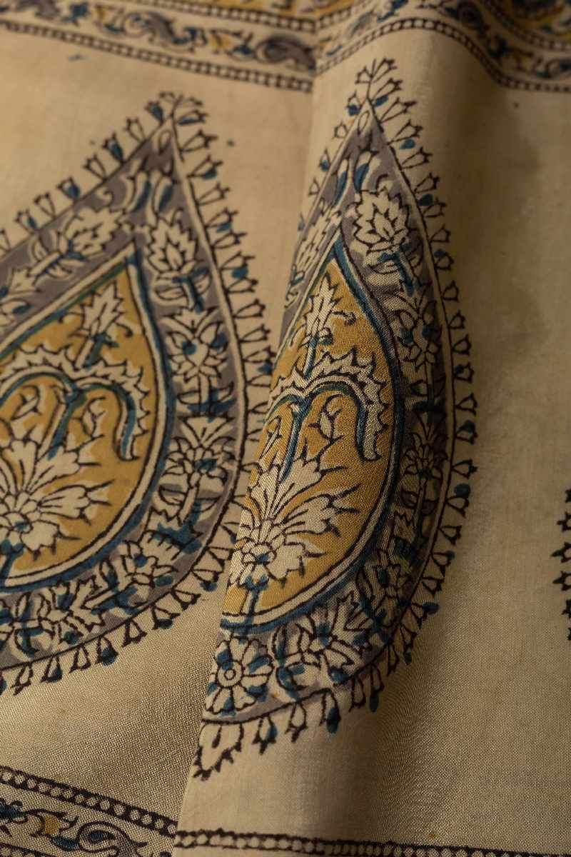 Image for Kusvaa Chdu35 Elzina Sariyah Assam Silk Stole Closeup 2