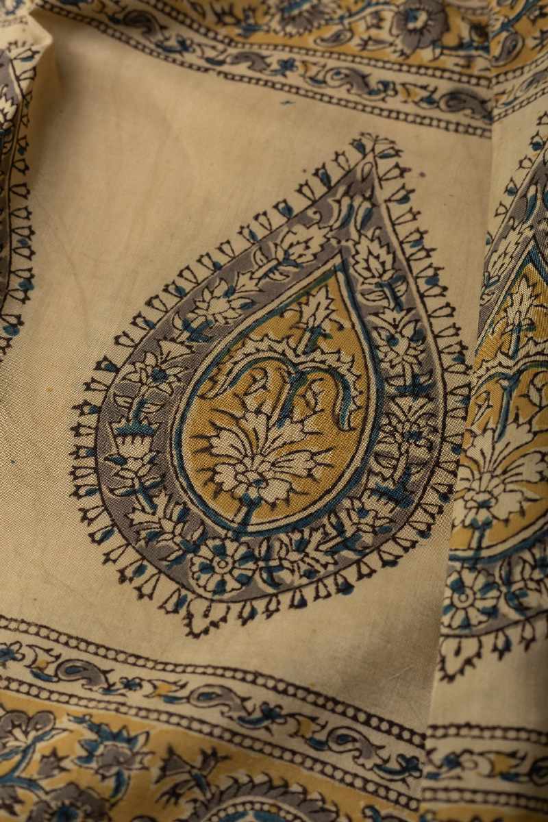 Image for Kusvaa Chdu35 Elzina Sariyah Assam Silk Stole Closeup