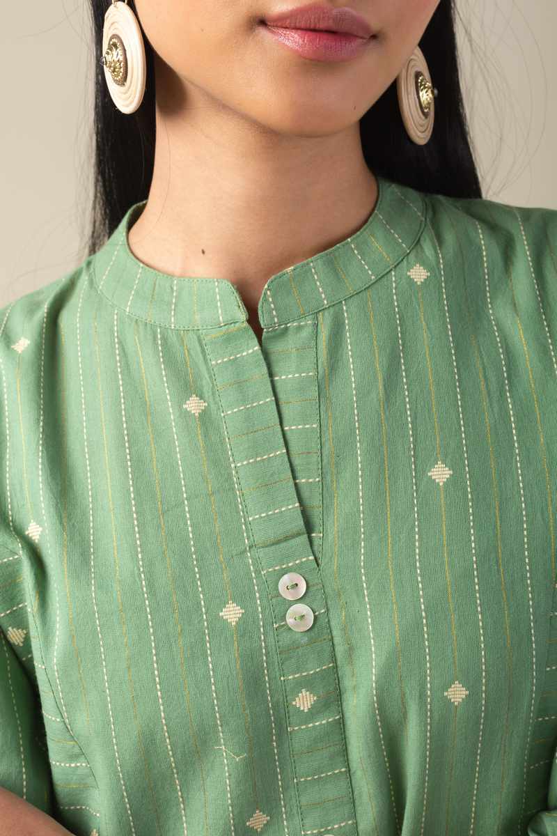 Image for Kusvaa Ne54 Amitaa Handloom Cotton Kurta Sitting