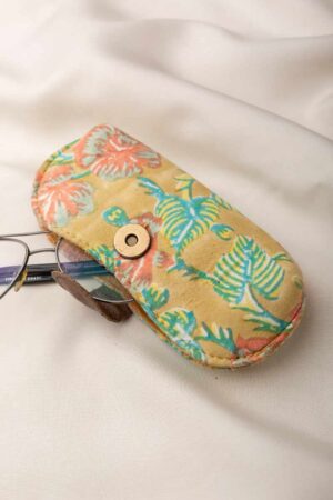Image for Kusvaa Eyc007 Chashm E Baddoor Sunglass Spectacles Cover Front