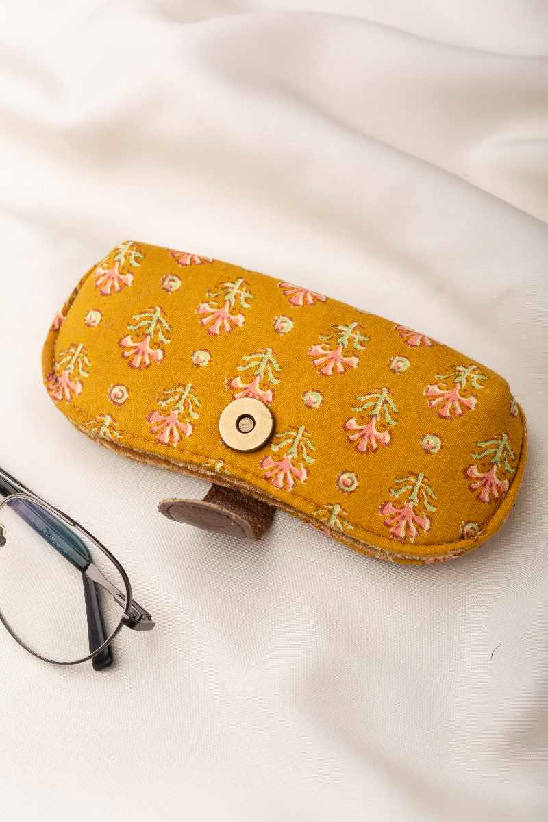 Image for Kusvaa Eyc012 Chashm E Baddoor Sunglass Spectacles Cover Front