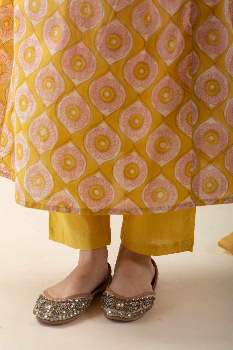 Image for Kusvaa Cood021 Nistha Cotton Handblock Kurta Pant Set Closeup 2