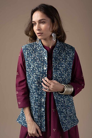 Image for Kusvaa Jak001 Eirini Quilted Sleeveless Reversible Silk Jacket Closeup 2