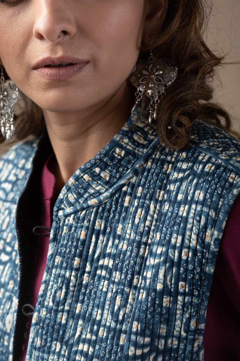Image for Kusvaa Jak001 Eirini Quilted Sleeveless Reversible Silk Jacket Closeup