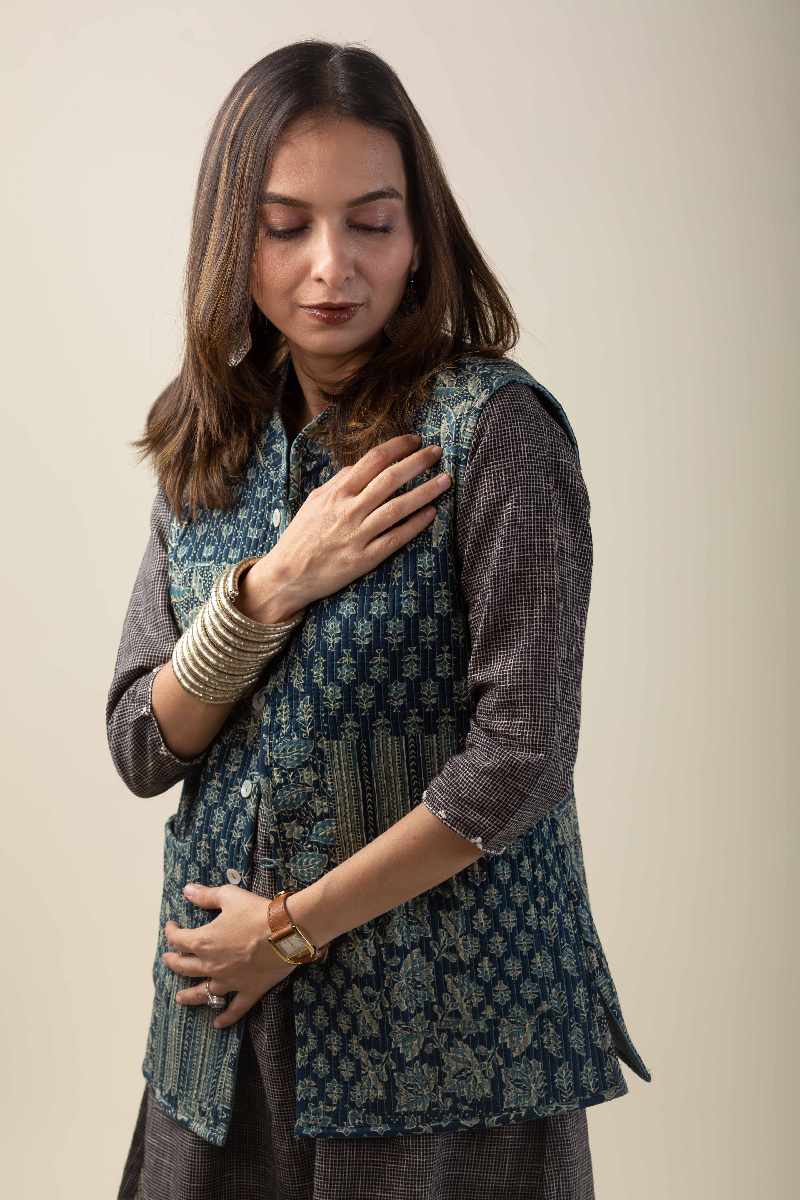 Image for Kusvaa Jak002 Vibha Quilted Sleeveless Reversible Silk Jacket Back