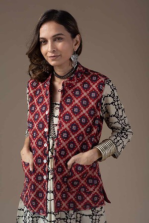 Image for Kusvaa Jak003 Vasiliki Quilted Sleeveless Reversible Silk Jacket Closeup