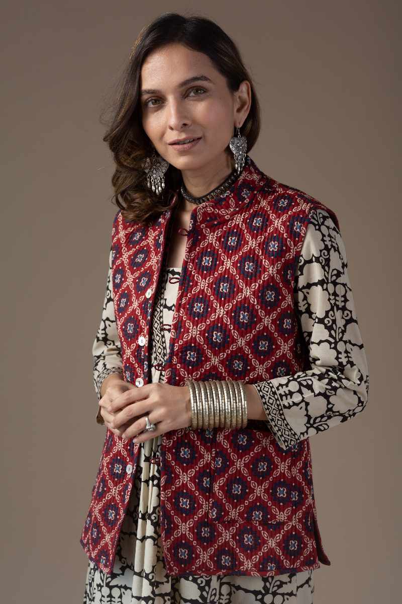 Image for Kusvaa Jak003 Vasiliki Quilted Sleeveless Reversible Silk Jacket Sleeves