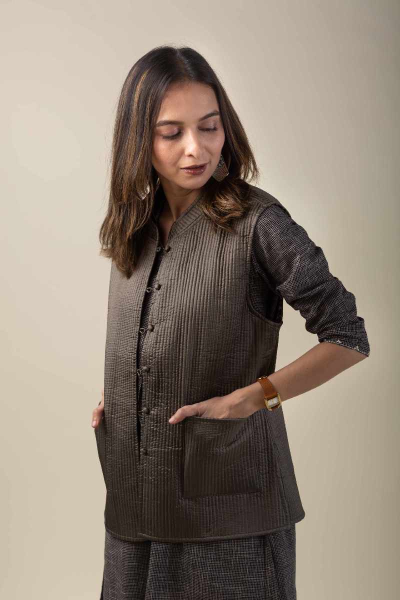 Image for Kusvaa Jak005 Akhila Quilted Sleeveless Reversible Silk Jacket Back