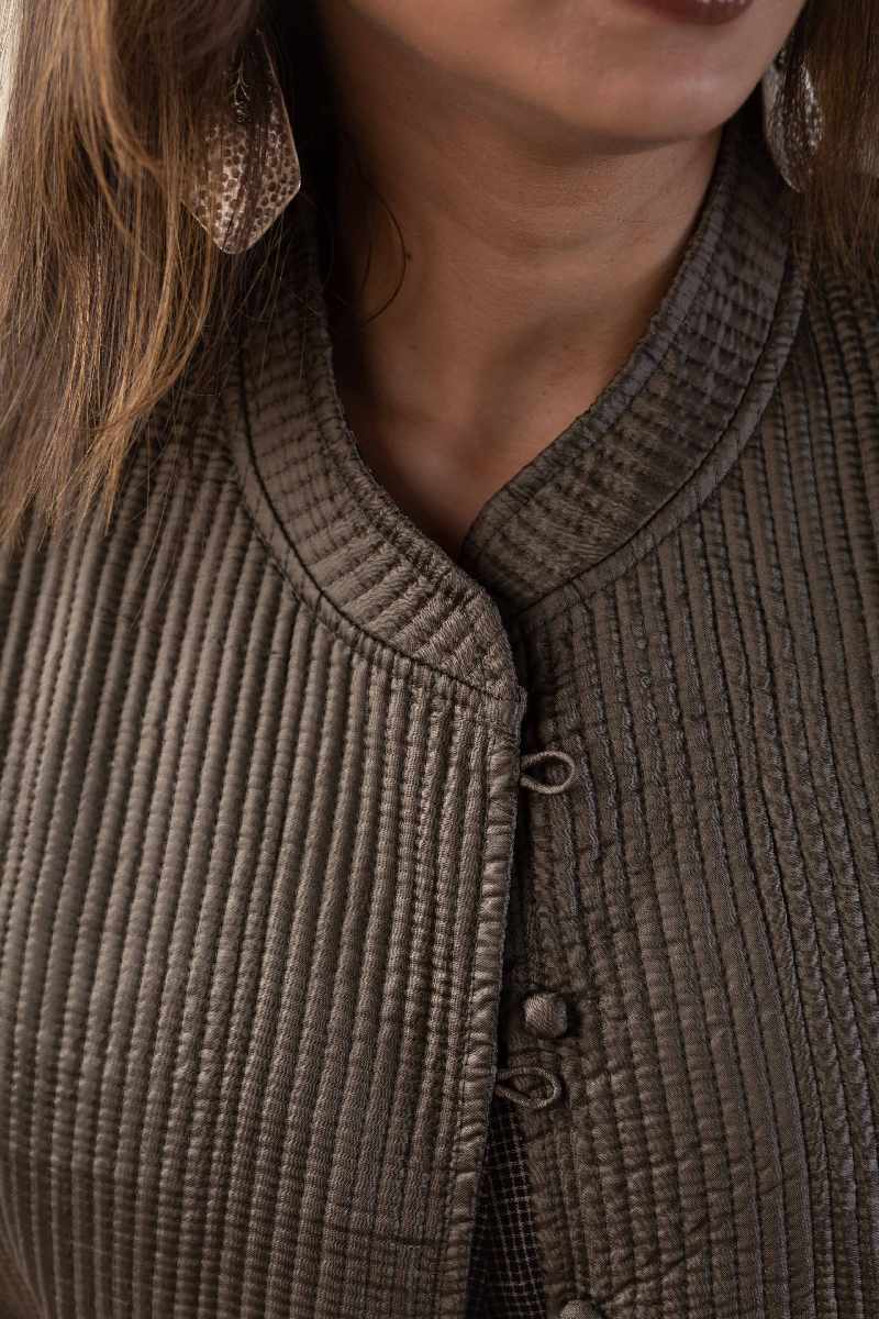 Image for Kusvaa Jak005 Akhila Quilted Sleeveless Reversible Silk Jacket Closeup 2