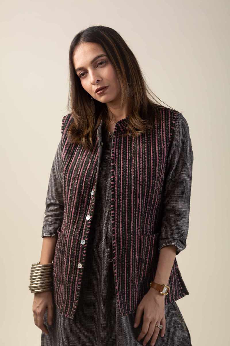 Image for Kusvaa Jak005 Akhila Quilted Sleeveless Reversible Silk Jacket Side