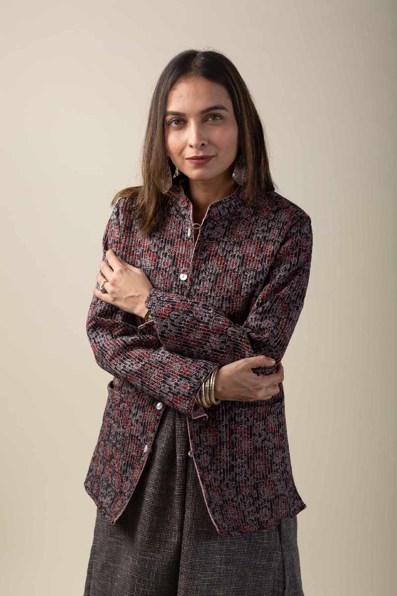 Image for Kusvaa Jak006 Shaleeni Quilted Full Sleeves Reversible Silk Jacket Front