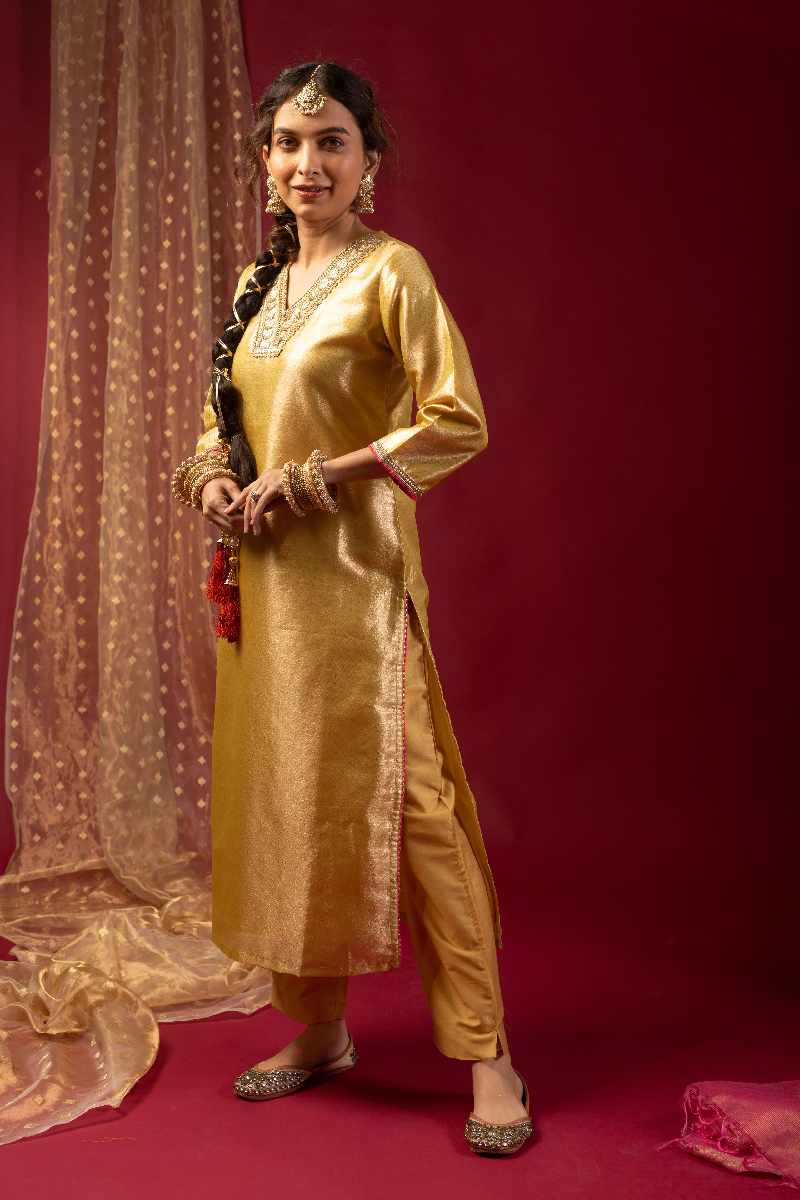 Image for Kusvaa Cood047 Chaitali Tissue Kurta Pant Set Closeup 2 Latset