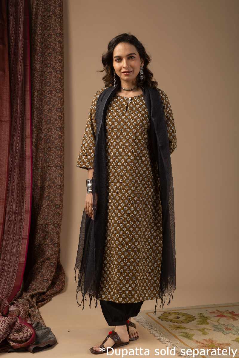 Image for Kusvaa Wkr071 Rahee Cotton Screen Print Kurta Sitting