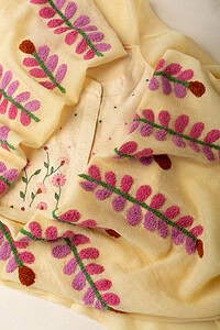 Image for Kusvaa Wkr016 Kashvi Woolen Shawl Sitting