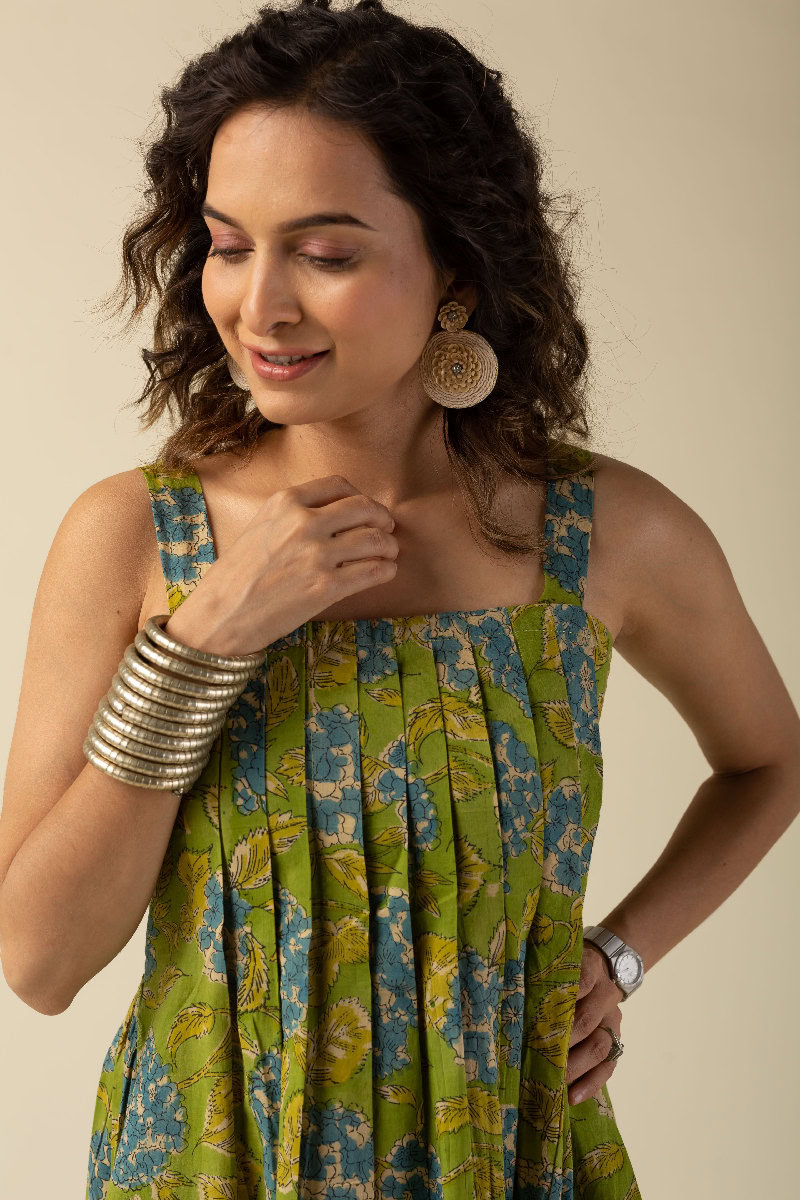Image for Kusvaa Dr027 Samta Cotton Handblock Dress Sitting