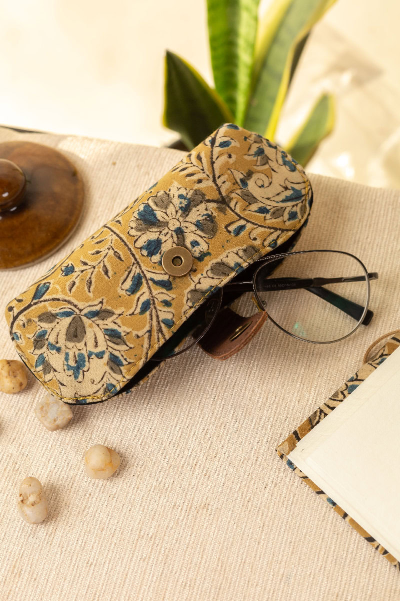 Image for Kusvaa Eyc014 Chashm E Baddoor Sunglass Spectacles Cover Closeup
