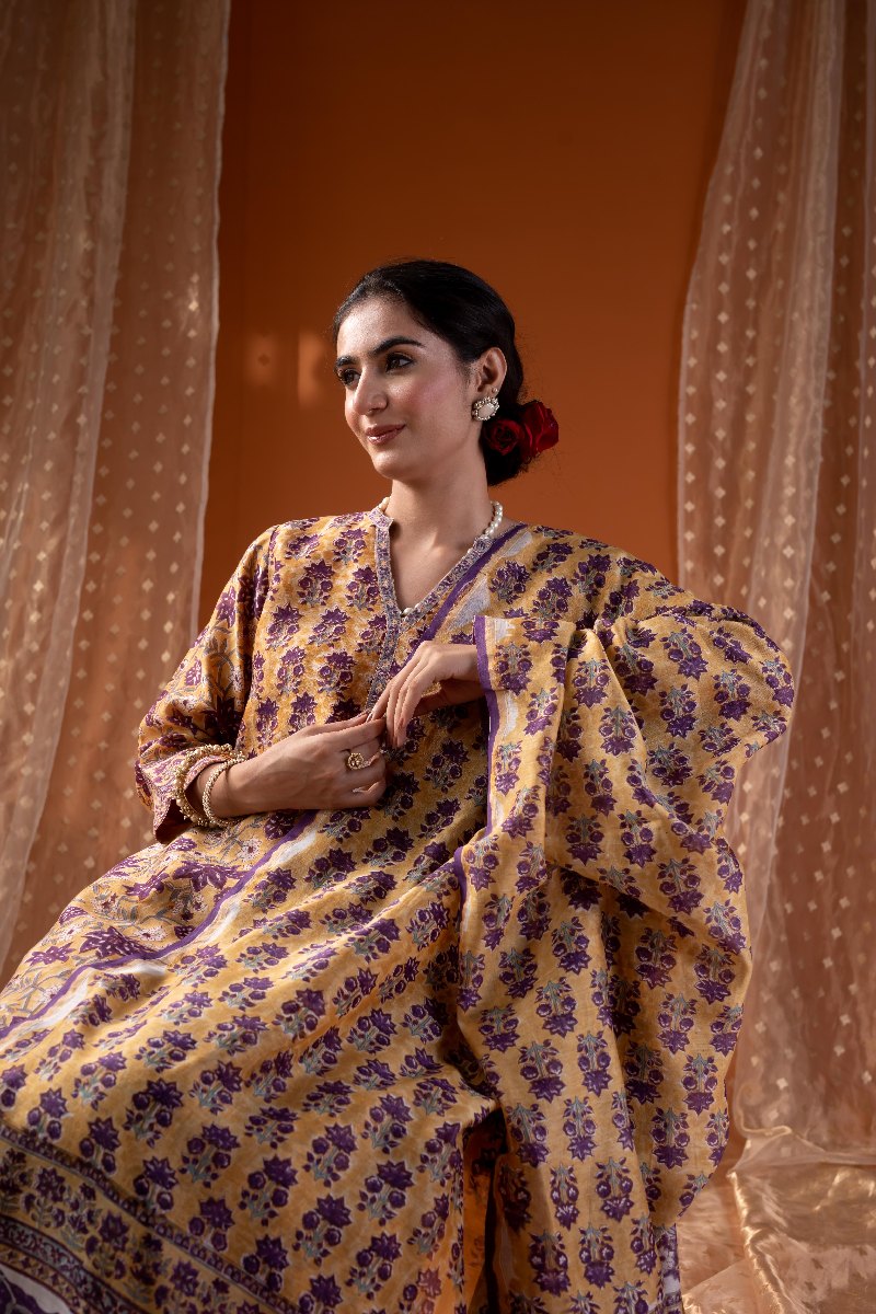 Image for Kusvaa Kds019 Pranasiv Chanderi Kurta With Dupatta Set Sitting