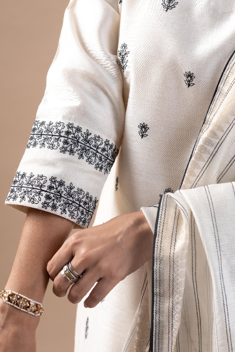 Image for Kusvaa Kds023 Vanshu Tussar Silk Kurta Dupatta Set Closeup 2