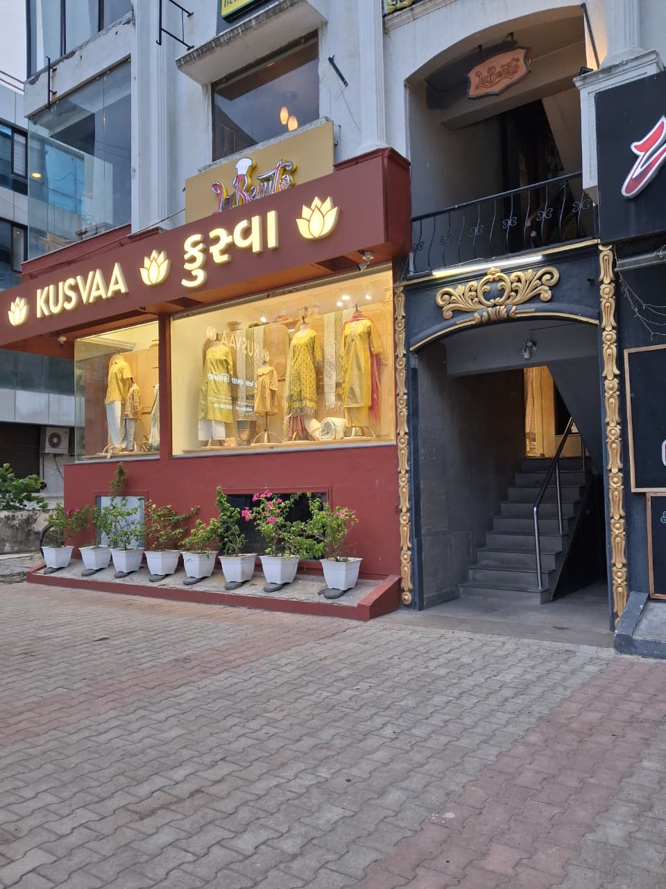 Storefront Angled Entrance — inside Kusvaa Race Course Road