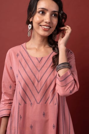 Image for Kusvaa Cood173 Dhatri Handloom Kurta Pant Set Featured